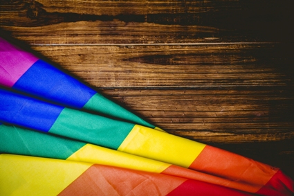 木桌上鋪著彩虹旗。